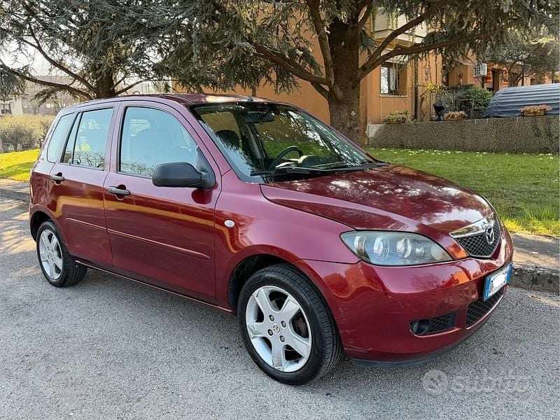 Usata Mazda 2 75 CV (55 kW) 2005 Rosso Utilitaria