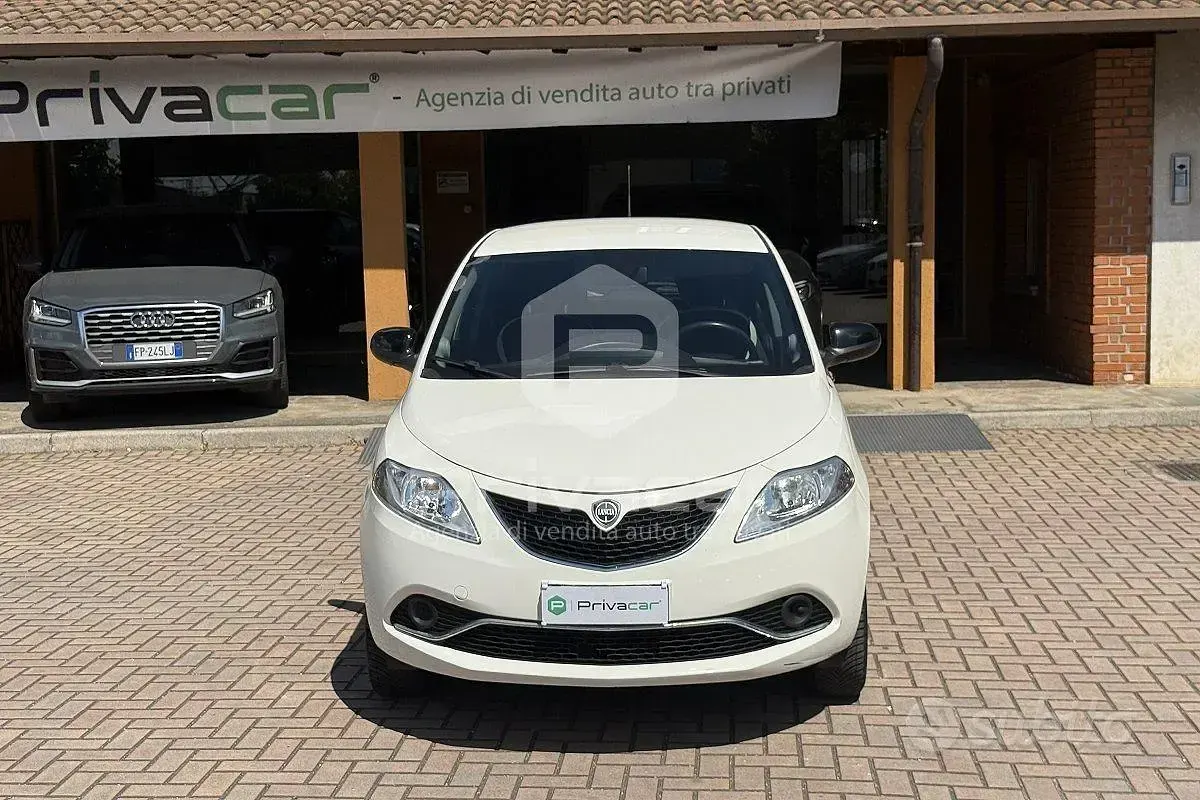 Usata Lancia Ypsilon Platinum 85 CV (62 kW) 2016 Bianco Utilitaria