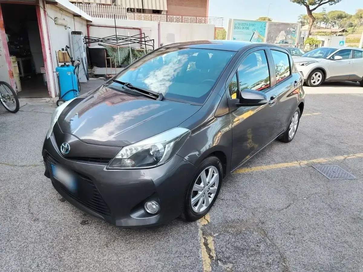 Usata Toyota Yaris Hybrid Lounge 75 CV (55 kW) 2014 Grigio Berlina