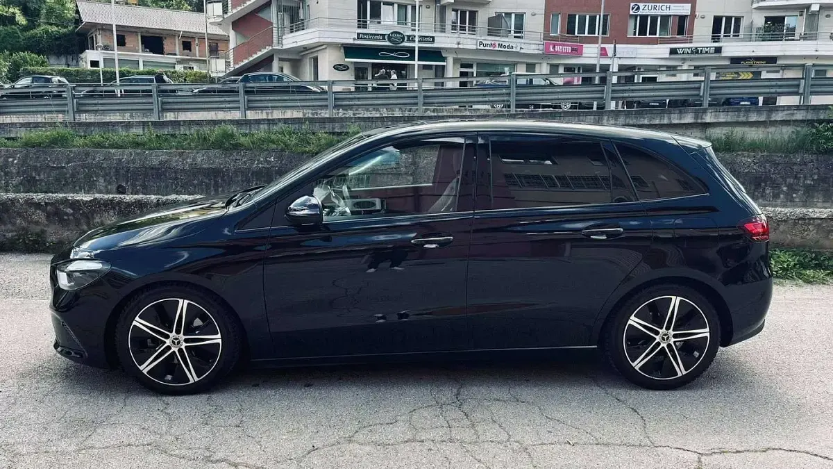 Usata Mercedes B180 Advanced 116 CV (85 kW) 2024 Nero Utilitaria