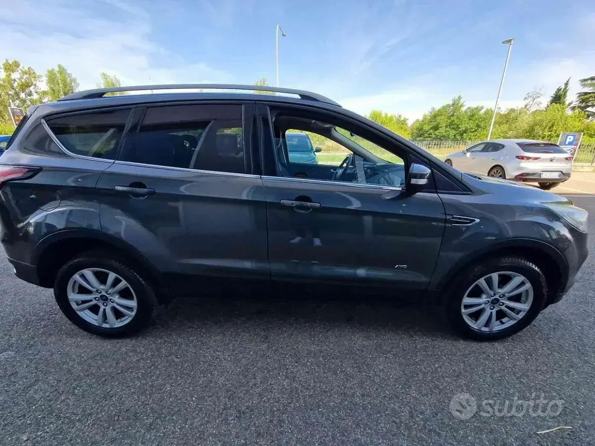 Usata Ford Kuga Titanium 150 CV (110 kW) 2019 Grigio scuro SUV