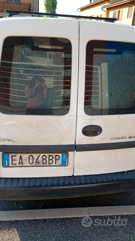 Usata Opel Combo 97 CV (71 kW) 2010 Monovolume