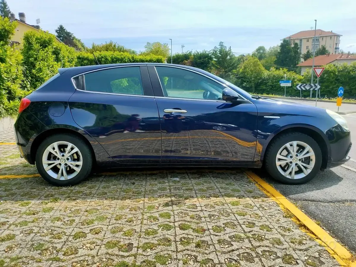 Usata Alfa Romeo Giulietta Distinctive 82 CV (60 kW) 2013 Blu Utilitaria