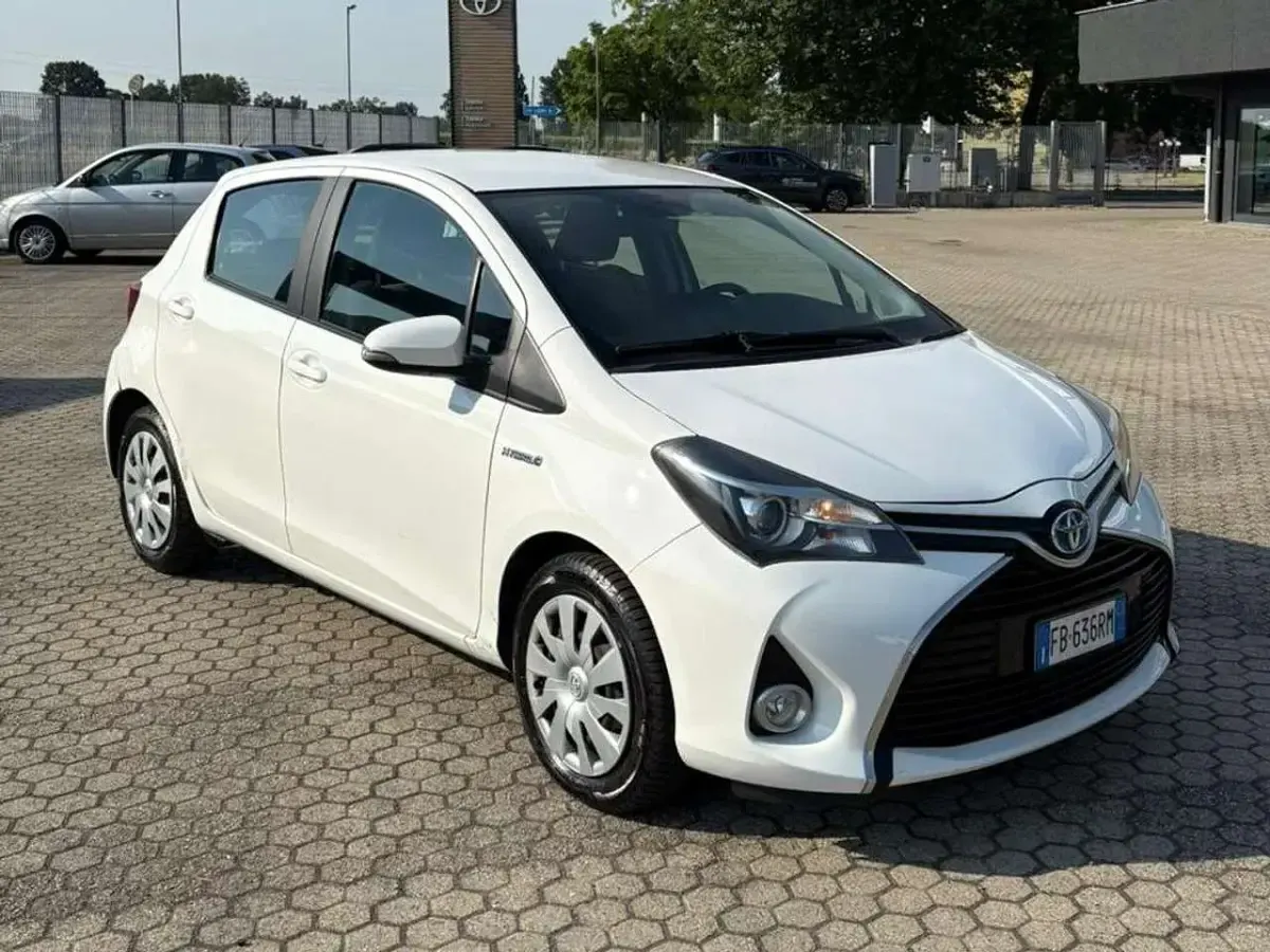 Usata Toyota Yaris Hybrid Active 75 CV (55 kW) 2015 Other Berlina