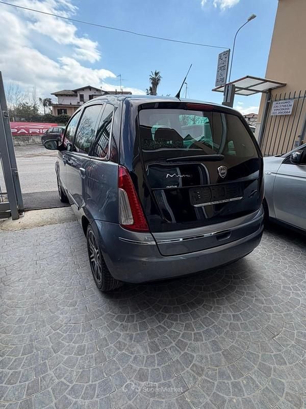 Usata Lancia Musa 77 CV (56 kW) 2011 Gray Monovolume