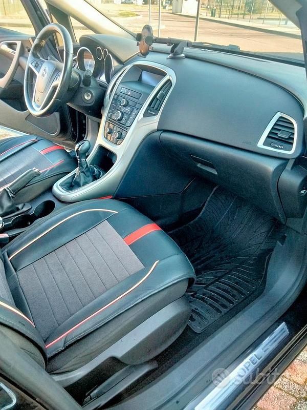 Usata Opel Astra 110 CV (80 kW) 2010 Nero Station wagon