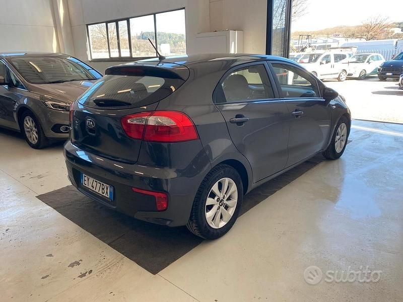 Usata Kia Rio City 85 CV (62 kW) 2015 Grigio Berlina