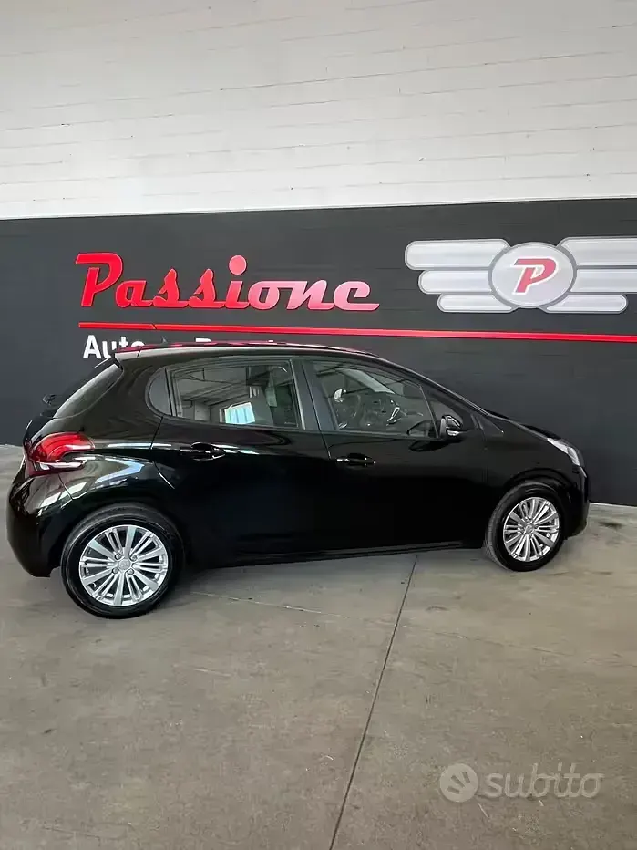 Usata Peugeot 208 82 CV (60 kW) 2017 Nero Utilitaria
