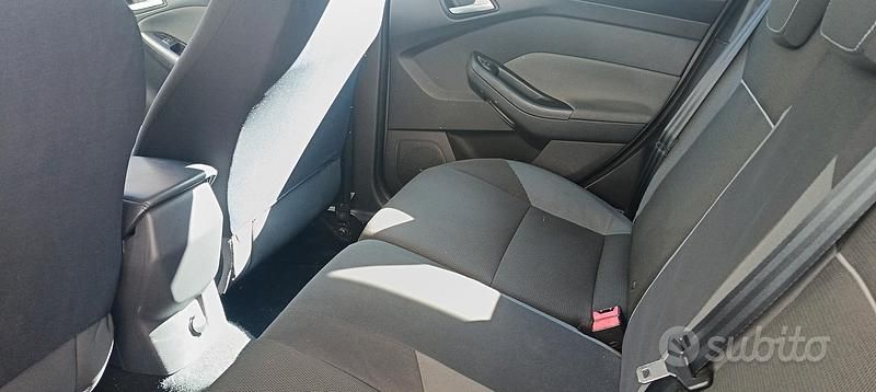 Usata Ford Focus 115 CV (84 kW) 2012 Marrone Berlina