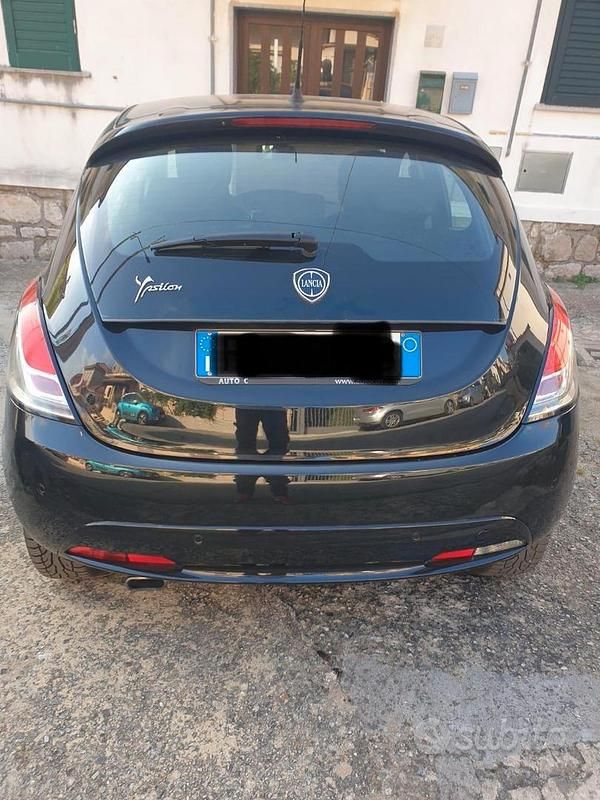 Usata Lancia Ypsilon Gold 95 CV (69 kW) 2018 Nero Utilitaria