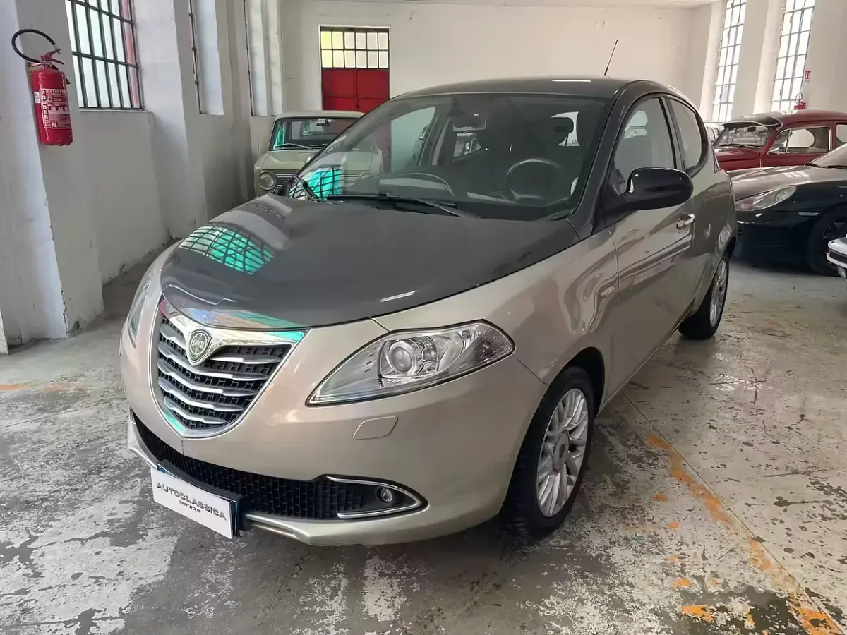 Usata Lancia Ypsilon 69 CV (50 kW) 2015 Grigio Utilitaria