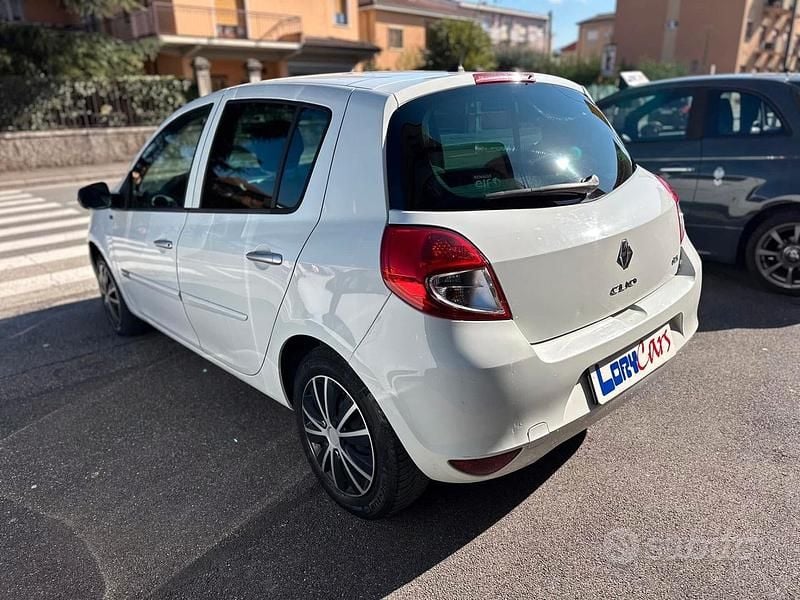 Usata Renault Clio II Dynamique 75 CV (55 kW) 2011 Bianco Berlina