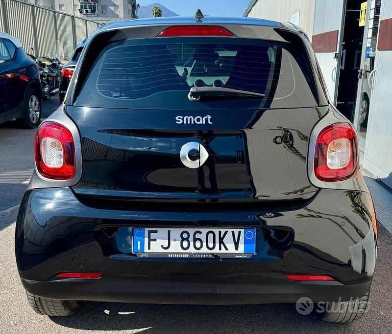 Usata Smart ForFour 70 CV (51 kW) 2017 Nero Utilitaria