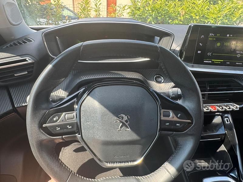 Usata Peugeot 2008 Allure 102 CV (75 kW) 2021 Bianco SUV