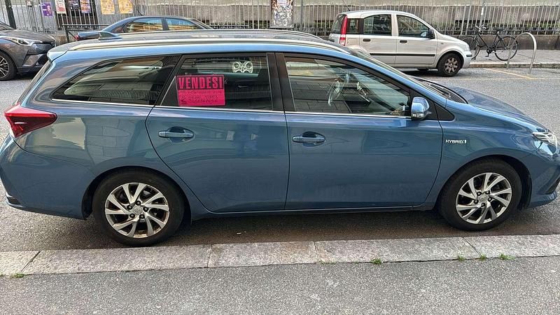 Usata Toyota Auris Hybrid Lounge 99 CV (72 kW) 2016 Blu/azzurro Station wagon