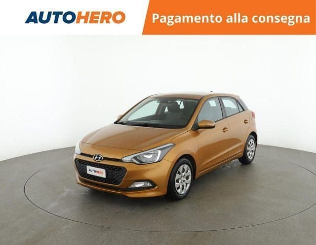 Arancione Usata 2015 Hyundai i20 Classic Tre volumi | 7899 € (Buon prezzo) - Immagine 1/2