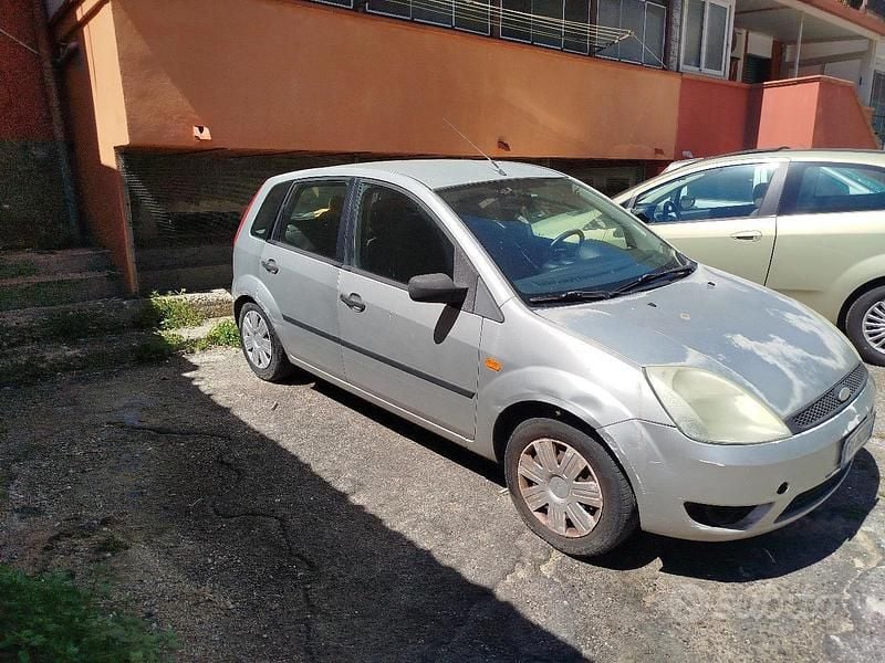 Usata Ford Fiesta 80 CV (58 kW) 2002 Grigio Utilitaria