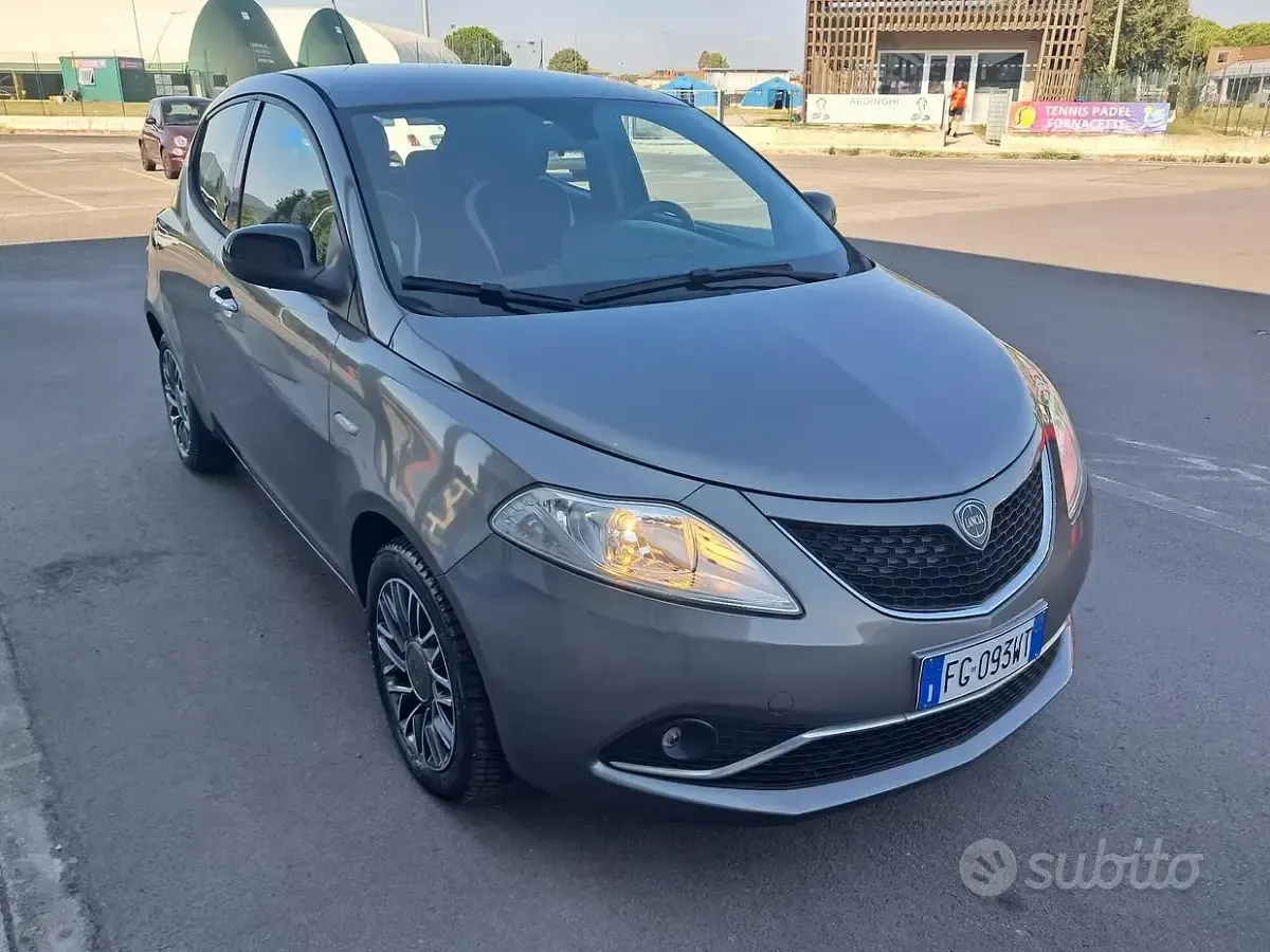 Usata Lancia Ypsilon Platinum 69 CV (50 kW) 2017 Grigio Utilitaria