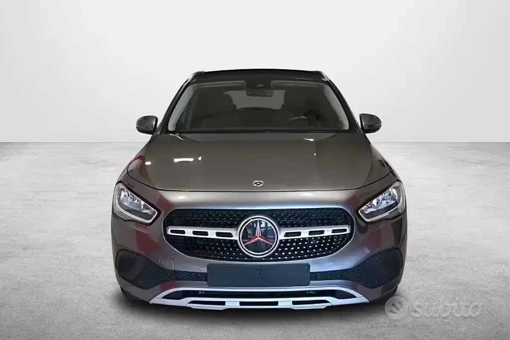 Usata Mercedes GLA180 116 CV (85 kW) 2022 Grigio SUV