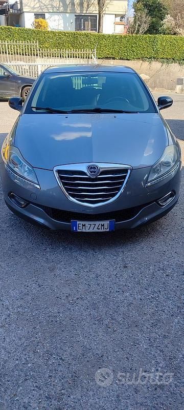 Usata Lancia Delta 120 CV (88 kW) 2012 Grigio Utilitaria