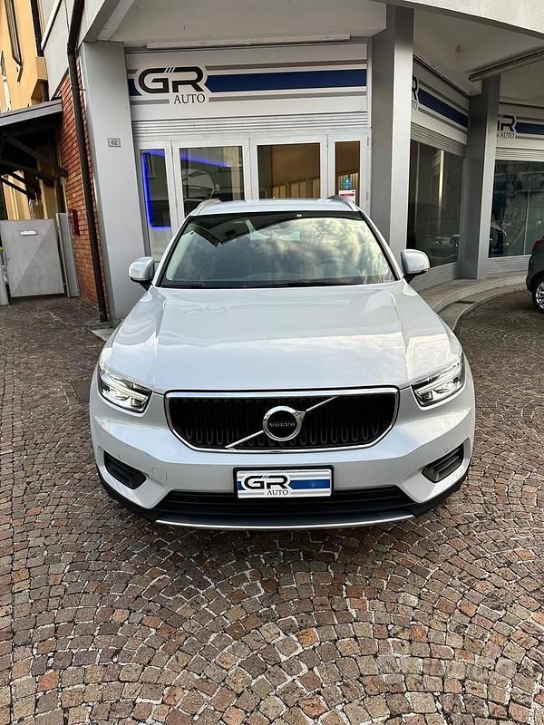 Usata Volvo XC40 Momentum 163 CV (119 kW) 2021 Bianco SUV