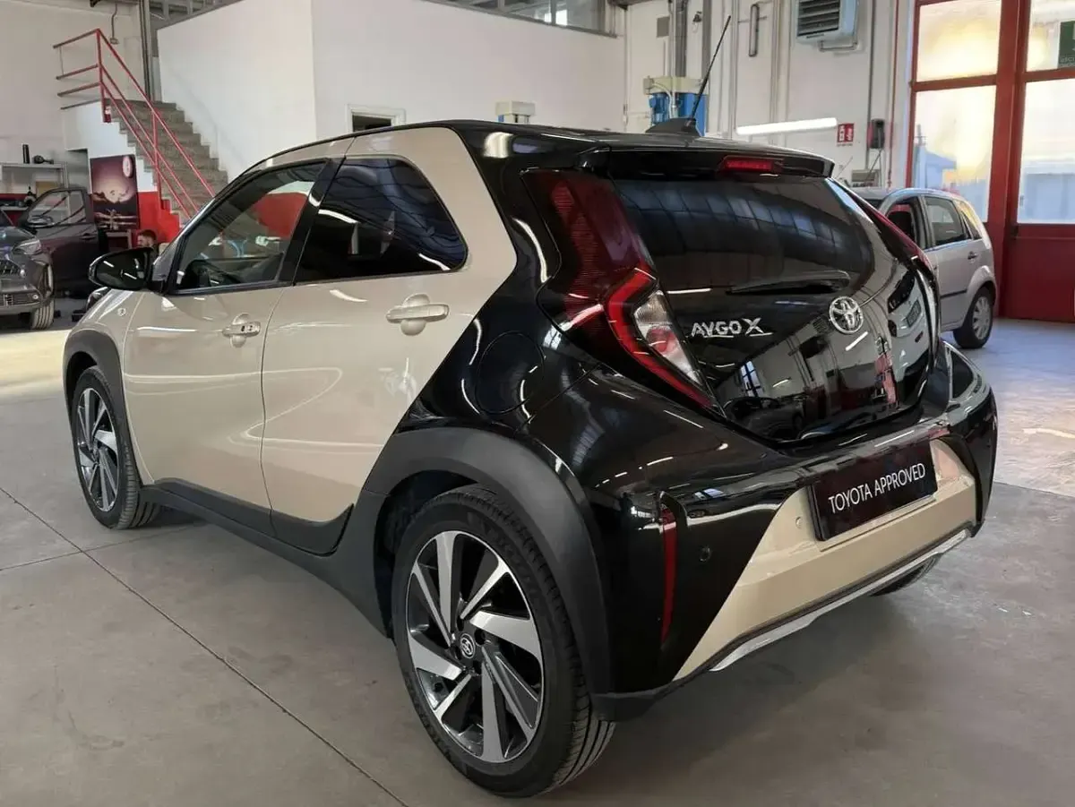 Usata Toyota Aygo X Lounge 72 CV (52 kW) 2022 Ginger beige & black met SUV