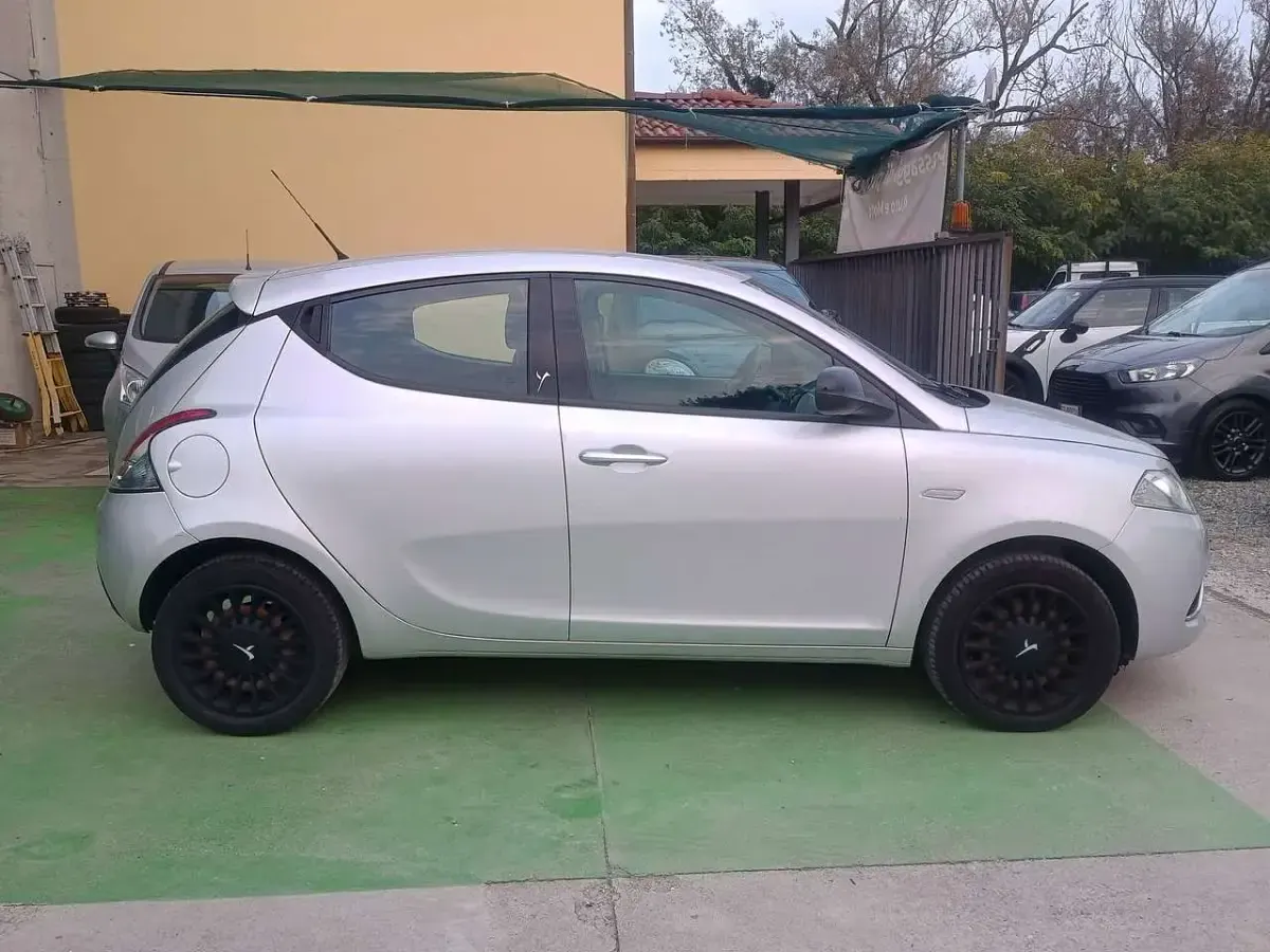Usata Lancia Ypsilon Platinum 69 CV (50 kW) 2015 Grigio Utilitaria