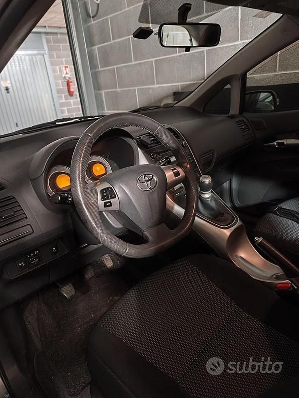 Usata Toyota Auris 90 CV (66 kW) 2010 Grigio Utilitaria