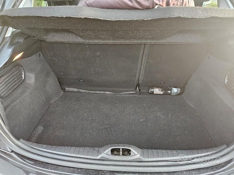 Usata Peugeot 208 Access 82 CV (60 kW) 2017 Nero Utilitaria