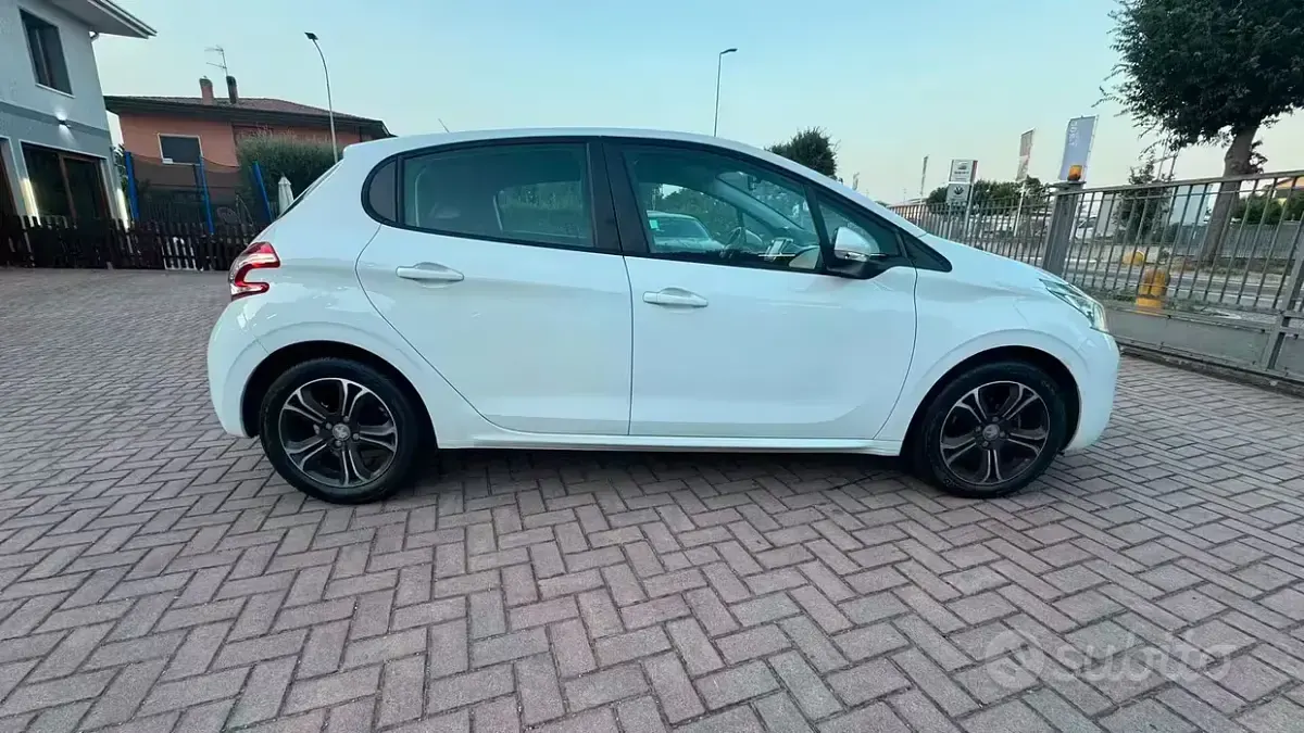 Usata Peugeot 208 Allure 75 CV (55 kW) 2015 Bianco Utilitaria