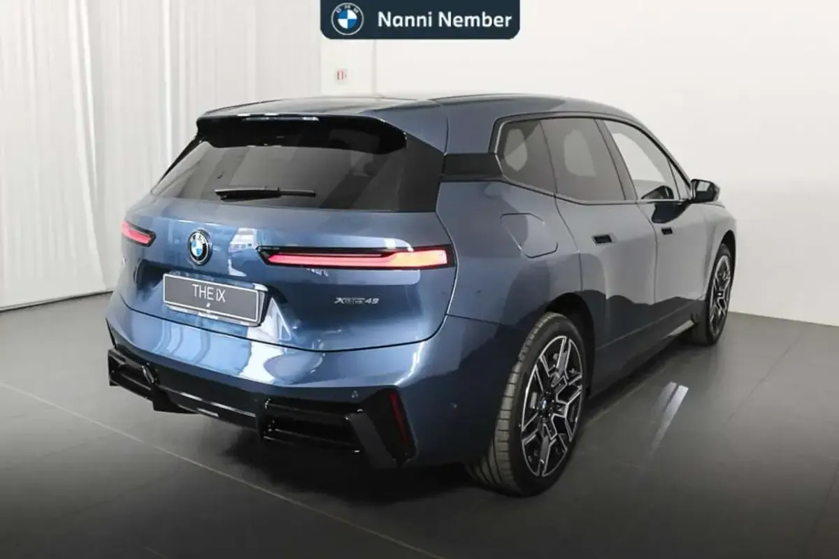 Usata BMW iX M Sport 300 kW (408 CV) 2025 Arctic race blue metallic SUV