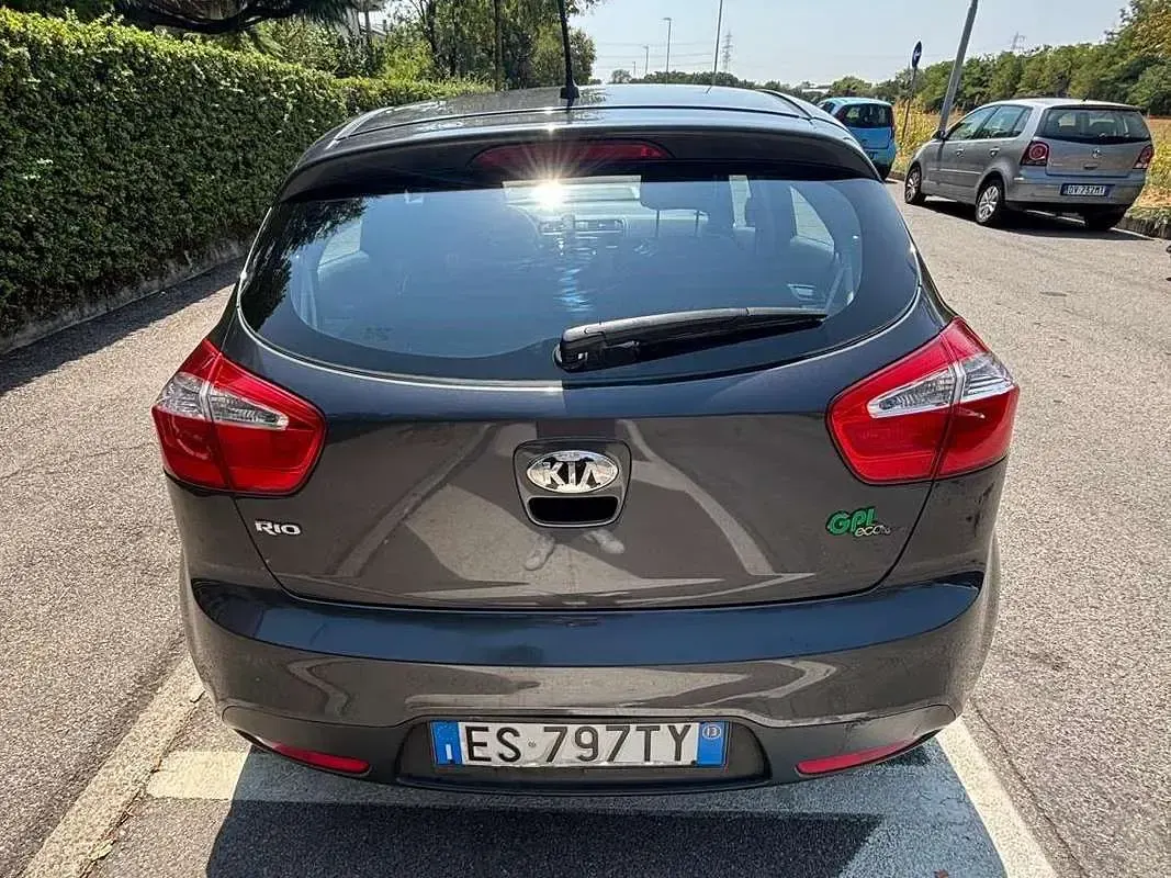 Usata Kia Rio LX 86 CV (63 kW) 2013 Grigio Berlina
