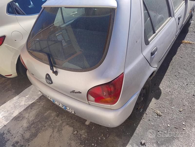 Usata Ford Fiesta 75 CV (55 kW) 1997 Grigio Utilitaria