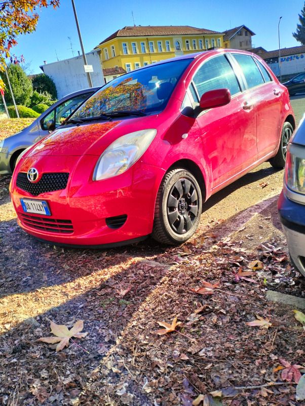 Rosso Usata 2006 Toyota Yaris Tre volumi | 2500 € (Cara) - Immagine 1/2