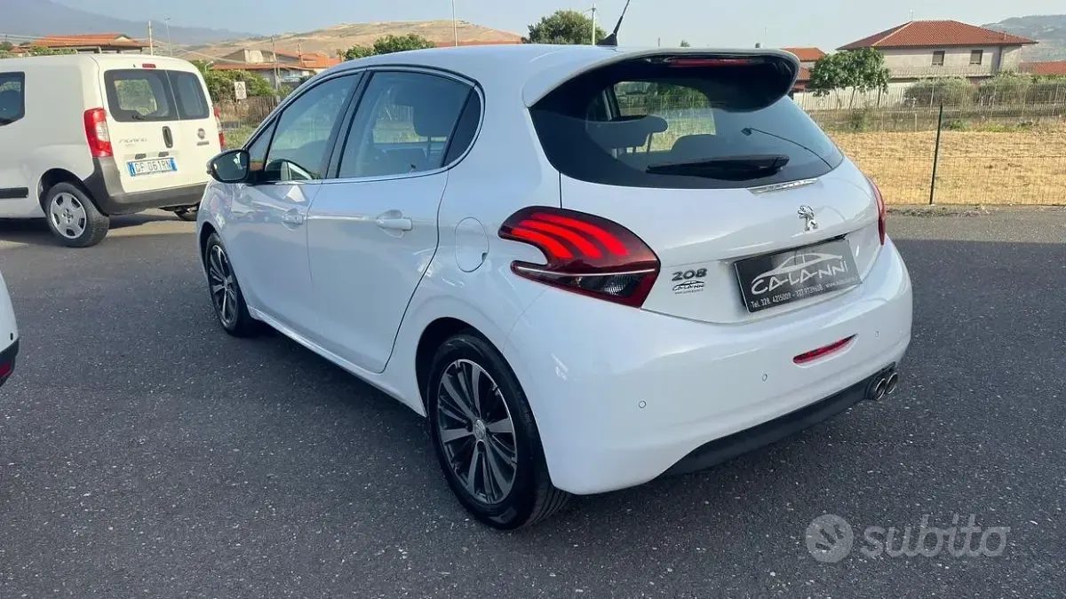 Usata Peugeot 208 Allure 100 CV (73 kW) 2015 Bianco Utilitaria