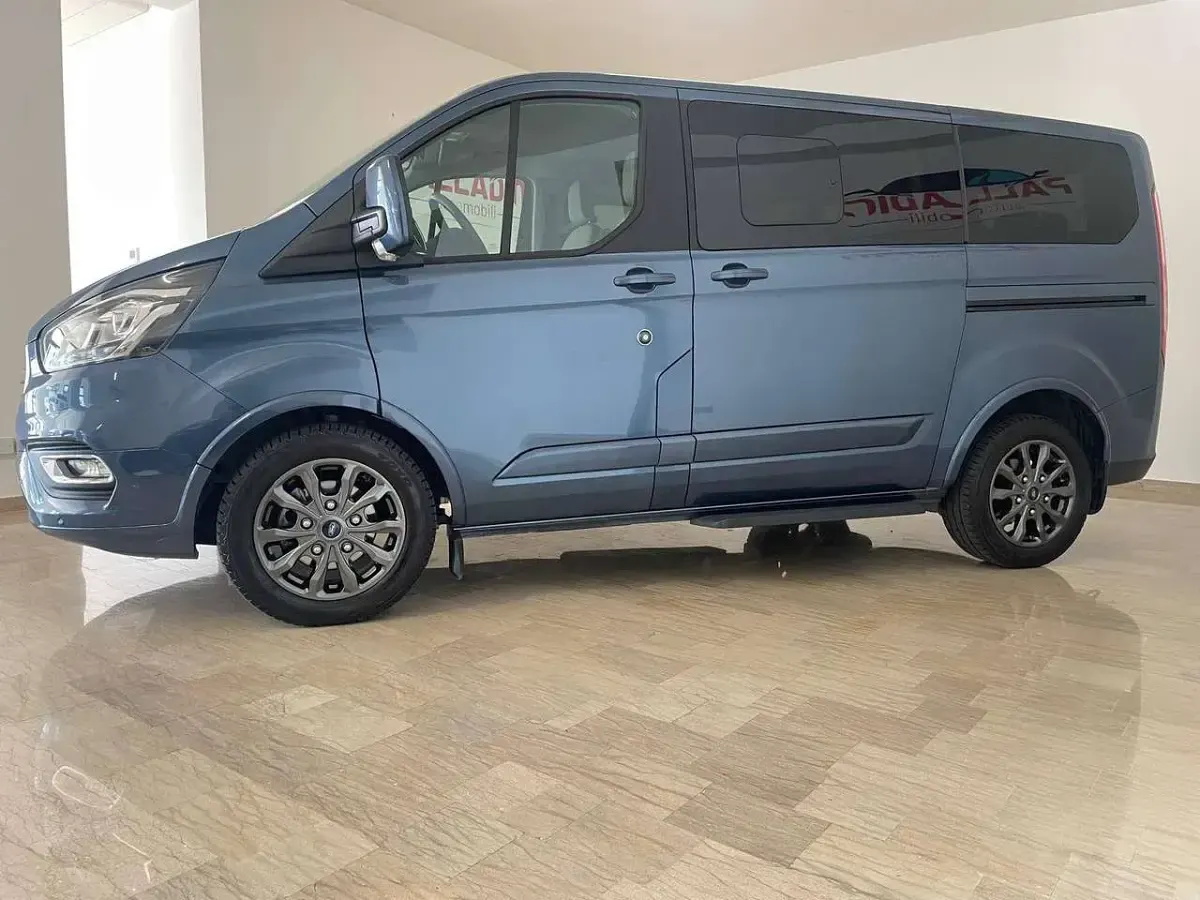 Usata Ford Tourneo Custom Titanium 185 CV (136 kW) 2021 Blu/azzurro Furgone