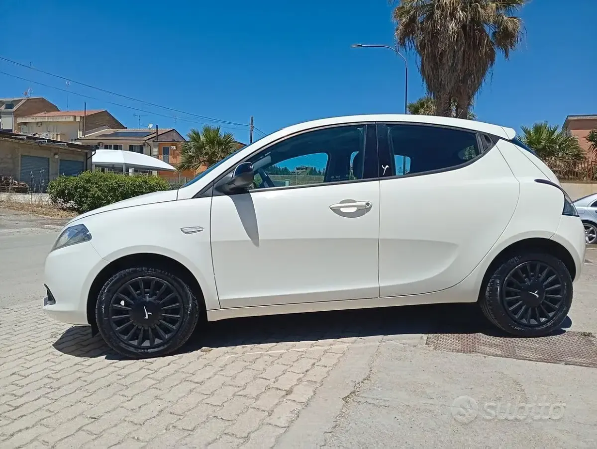 Usata Lancia Ypsilon 69 CV (50 kW) 2015 Bianco Utilitaria