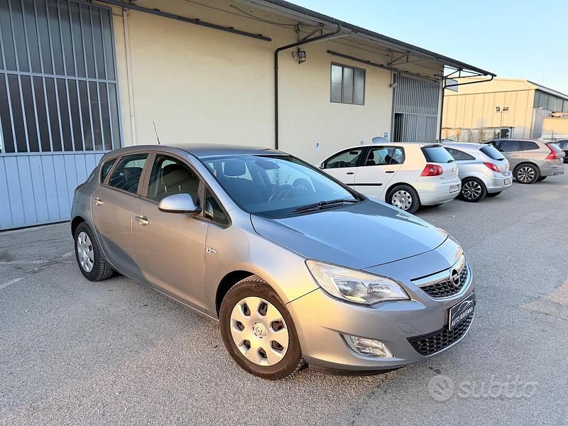 Usata Opel Astra Cosmo 125 CV (91 kW) 2012 Grigio Berlina