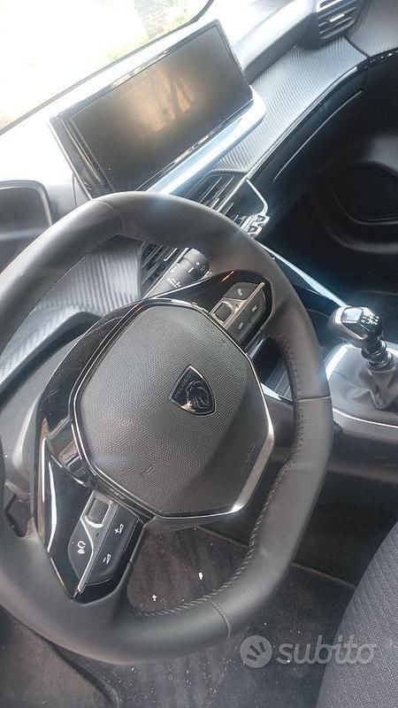 Neu Peugeot 208 Allure 101 PS (74 kW) 2025 Weiß Kleinwagen