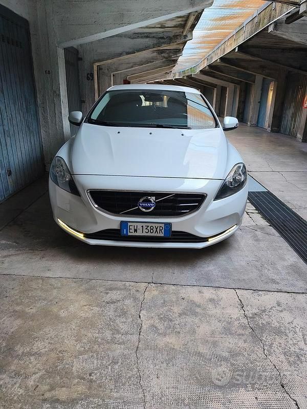 Usata Volvo V40 115 CV (84 kW) 2014 Bianco Berlina