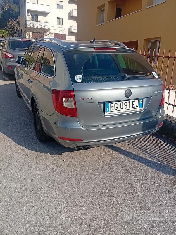 Usata Skoda Superb 170 CV (125 kW) 2011 Grigio Station wagon