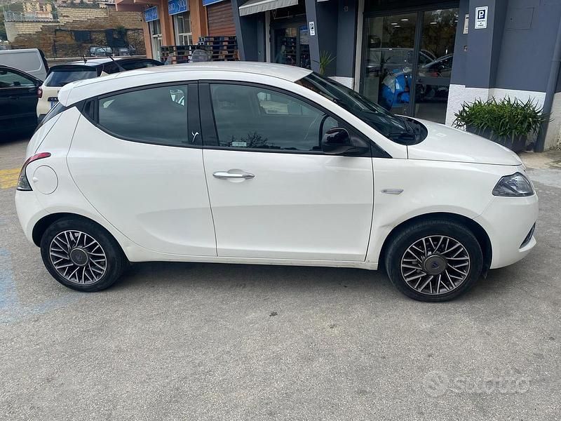 Usata Lancia Ypsilon 95 CV (69 kW) 2017 Bianco Utilitaria