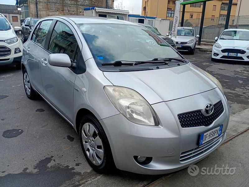 Usata Toyota Yaris 90 CV (66 kW) 2006 Grigio Utilitaria