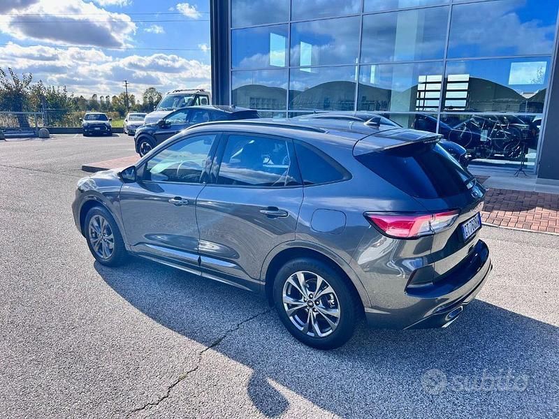 Usata Ford Kuga ST-Line 120 CV (88 kW) 2024 Grigio scuro SUV