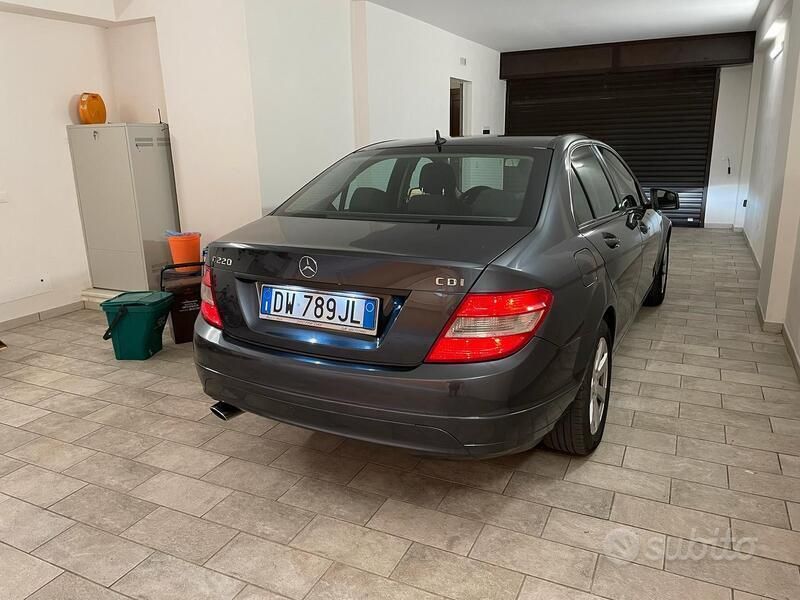 Usata Mercedes C220 170 CV (125 kW) 2009 Grigio Berlina