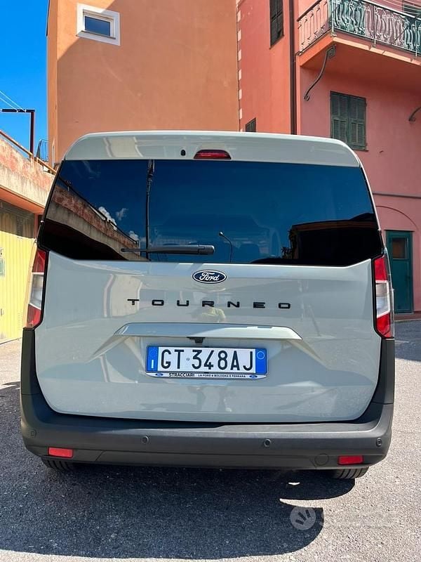 Begagnad Ford Tourneo Courier 125 HK (91 kW) 2024 Grå Minibuss