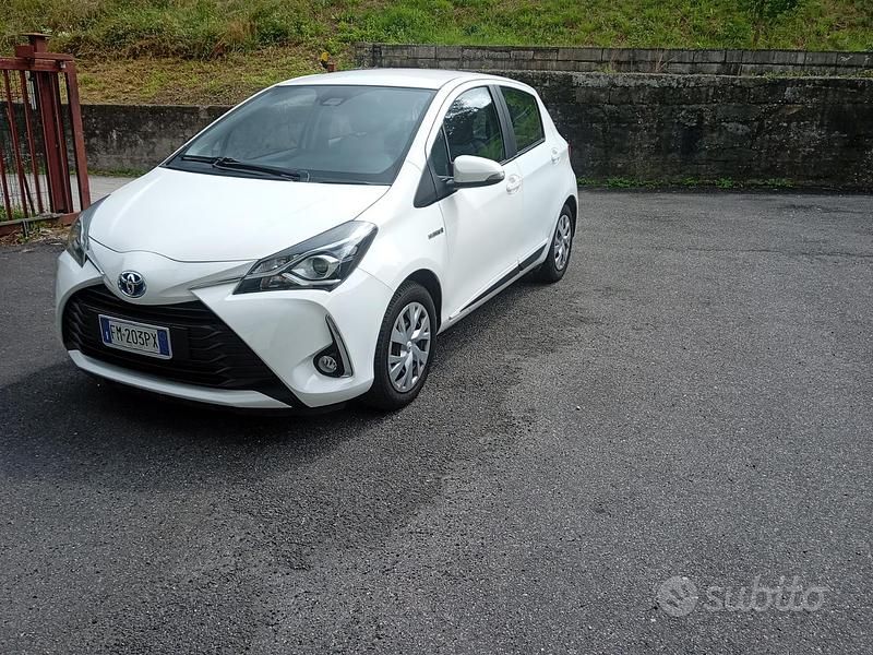 Bianco Usata 2017 Toyota Yaris Hybrid Due volumi | 10.500 € (Buon prezzo) - Immagine 1/4
