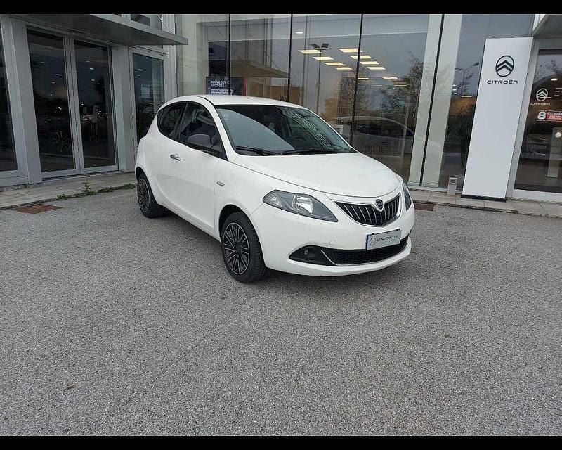Usata Lancia Ypsilon Gold 69 CV (50 kW) 2023 Bianco Utilitaria