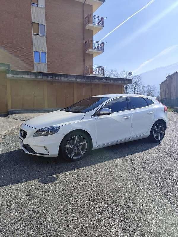 Usata Volvo V40 R-Design Momentum 150 CV (110 kW) 2016 Berlina