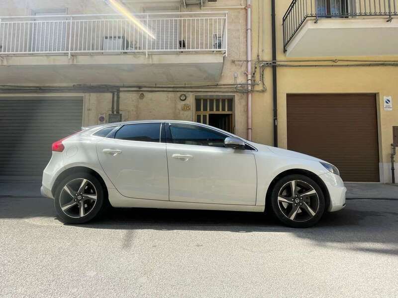 Bianco Usata 2013 Volvo V40 R-Design Kinetic Station wagon | 7500 € (Buon prezzo) - Immagine 1/4
